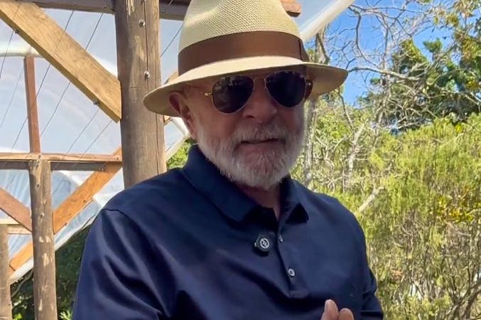 Lula envoie un message à Donald Trump en plantant une vigne au palais présidentiel