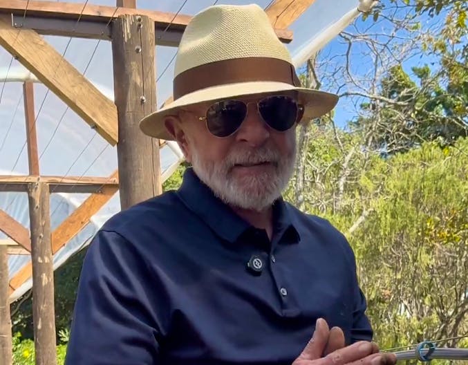 Lula envoie un message à Donald Trump en plantant une vigne au palais présidentiel