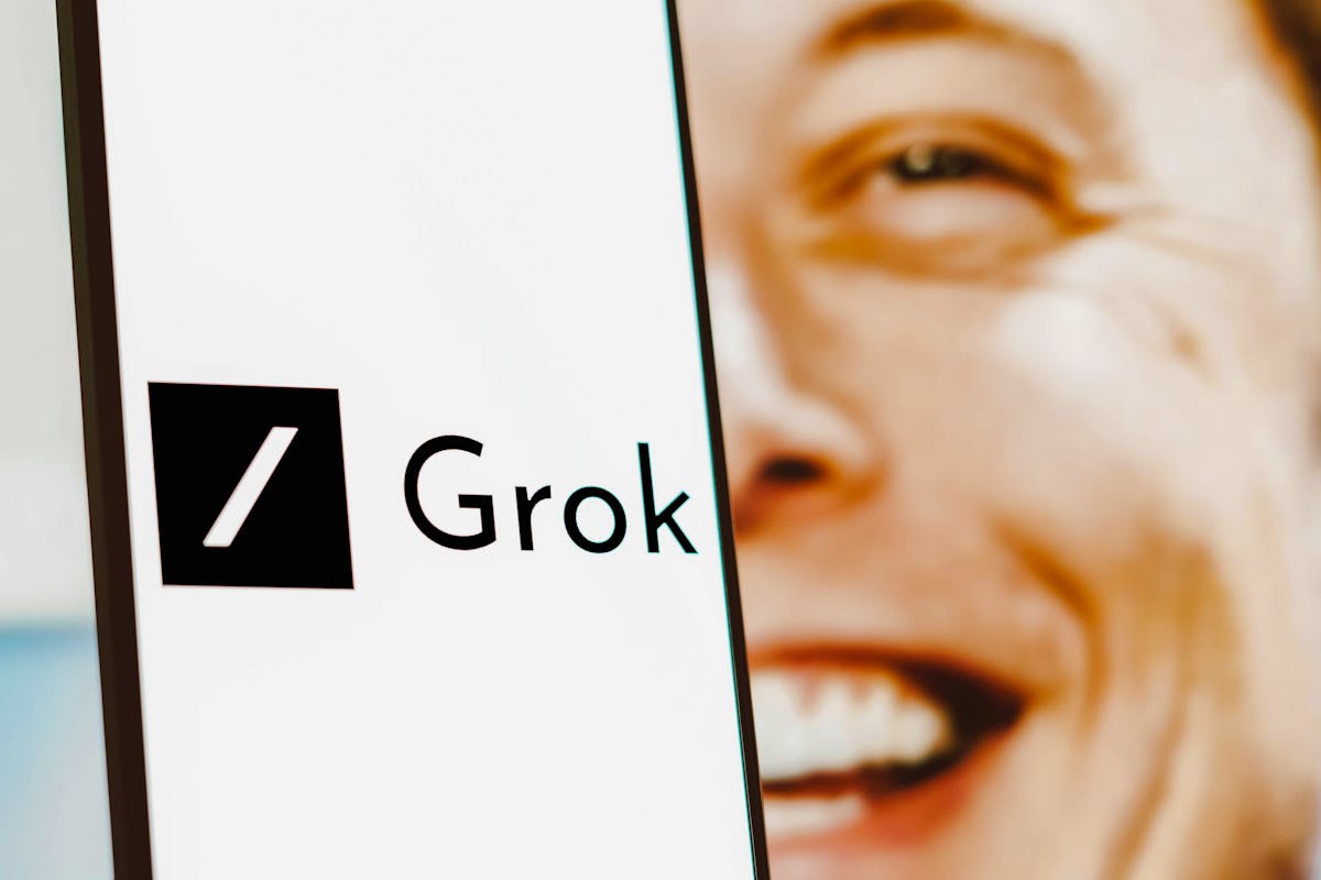 Elon Musk critique Apple et OpenAI au sujet de la visibilité des chatbots dans l’App Store