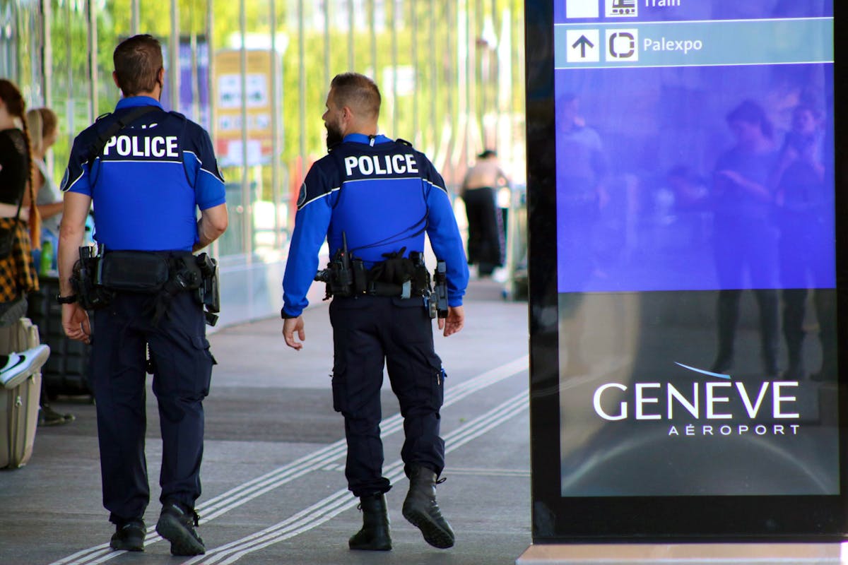 L’UDC défend l’immunité des policiers dans un contexte politique et social tendu