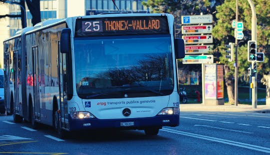 Transition énergétique : près de 200 bus thermiques genevois transférés à Tunis pour soutenir ses transports publics