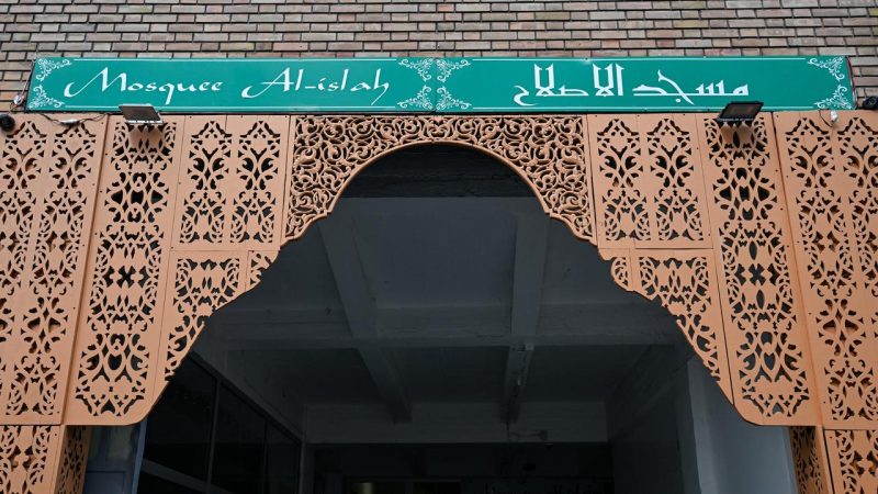 Découverte de têtes de porc devant des mosquées à Paris : réaction et contexte