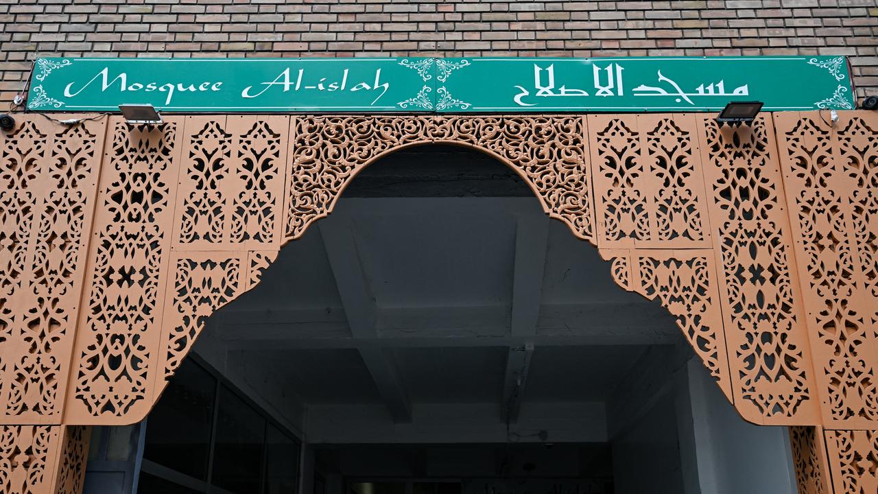 Découverte de têtes de porc devant des mosquées à Paris : réaction et contexte