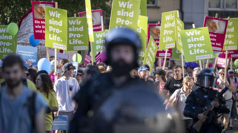 À Zurich, environ 2000 opposants à l’avortement ont manifesté, et des tensions policières signalées