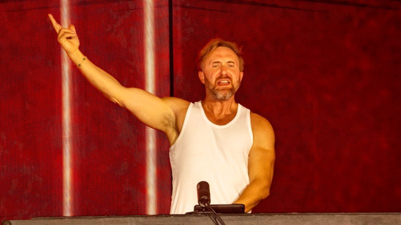 David Guetta annonce une double date au Stade de France et parle de l’obsession de son fils pour la salle de gym