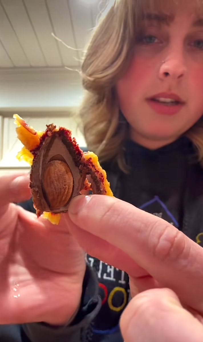 Noyau fendu dans un fruit : danger ou non, ce qu’il faut savoir