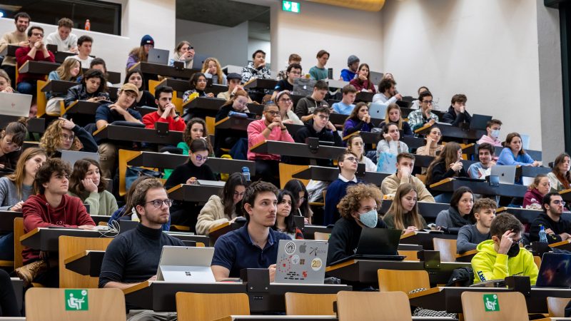 Diplômés universitaires et marché du travail en Suisse : une insertion ralentie par la conjoncture économique