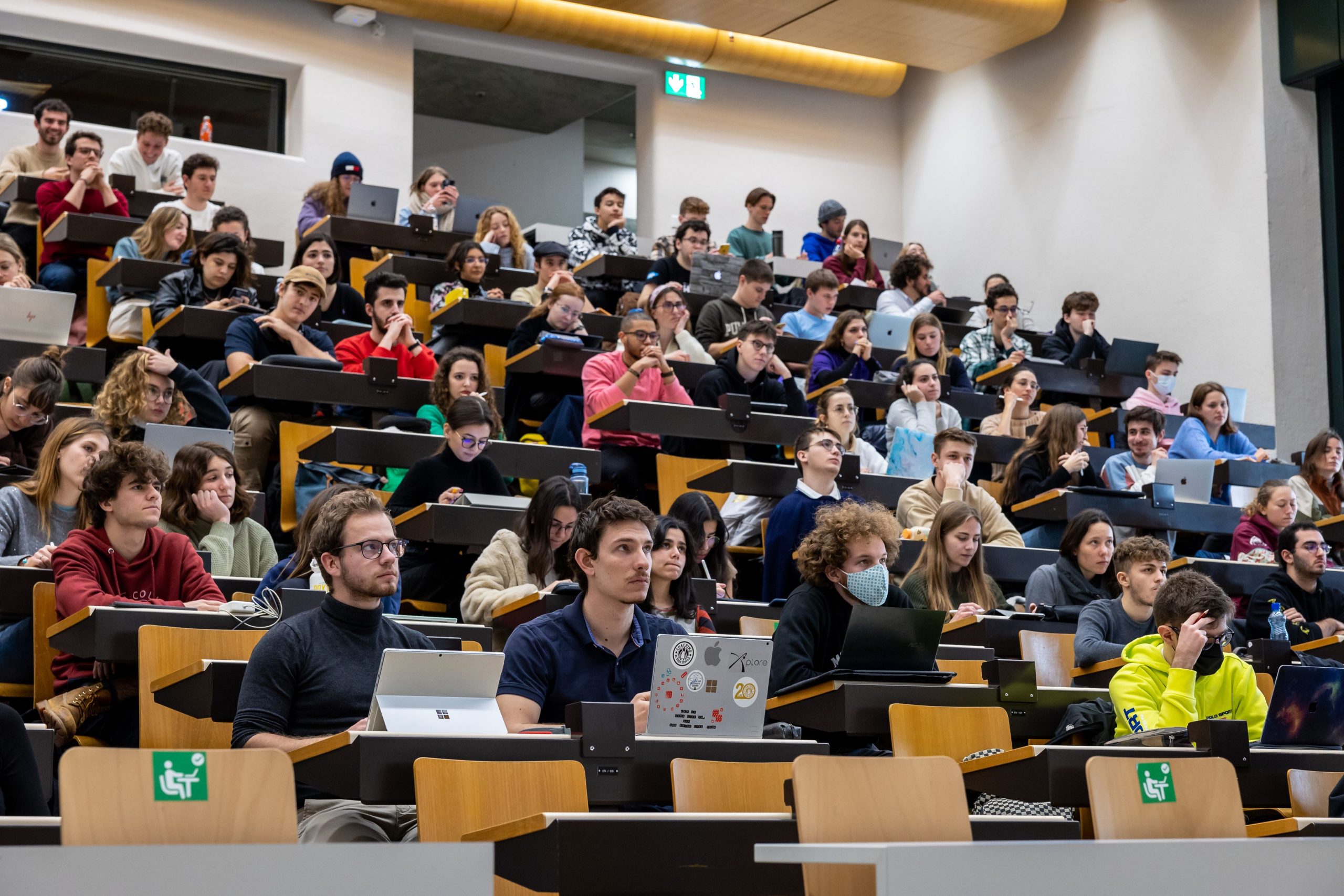 Diplômés universitaires et marché du travail en Suisse : une insertion ralentie par la conjoncture économique
