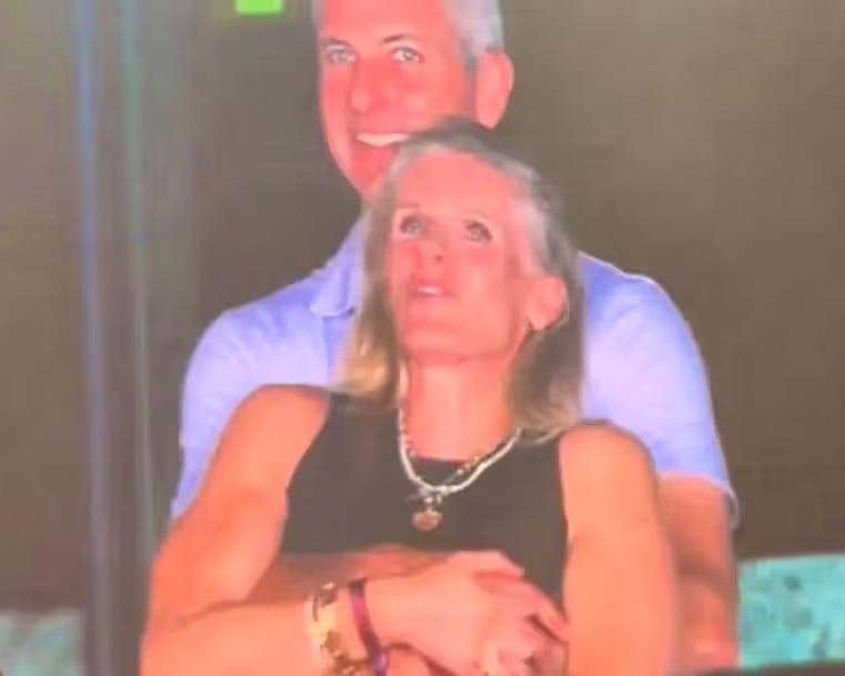 Andy Byron réapparaît avec son épouse après le scandale de la kiss cam lors d’un concert de Coldplay à Boston