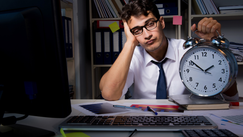 Urgence aérienne: atterrissage au Royaume-Uni pour Pete Hegseth après une fissure de la verrière