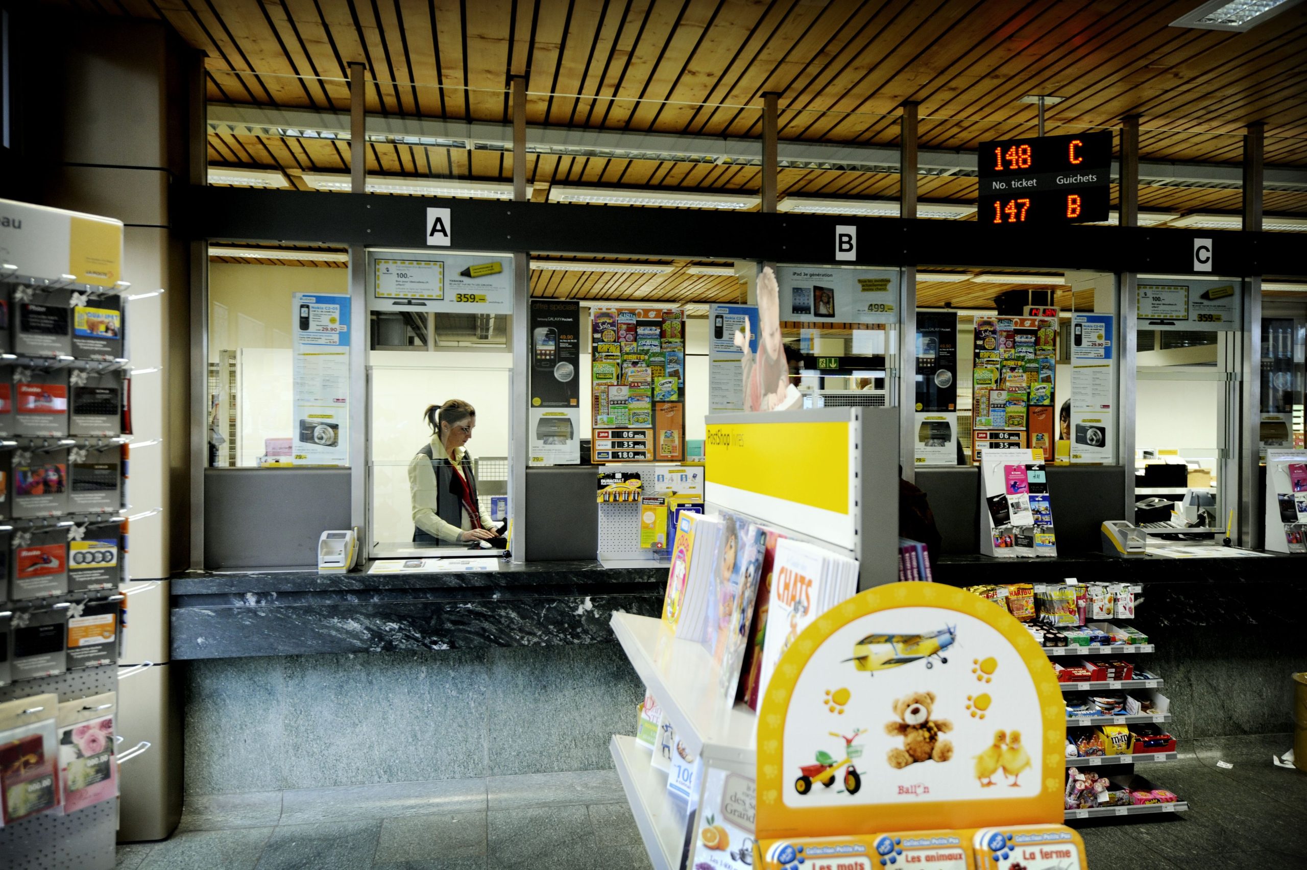 Quatre apprentis de La Poste condamnés à Genève pour vol de données de cartes PostFinance