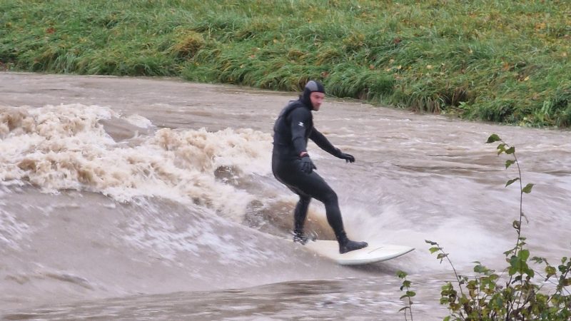 Des pluies intensives transforment la Broye en spot de surf improvisé dans le canton de Vaud
