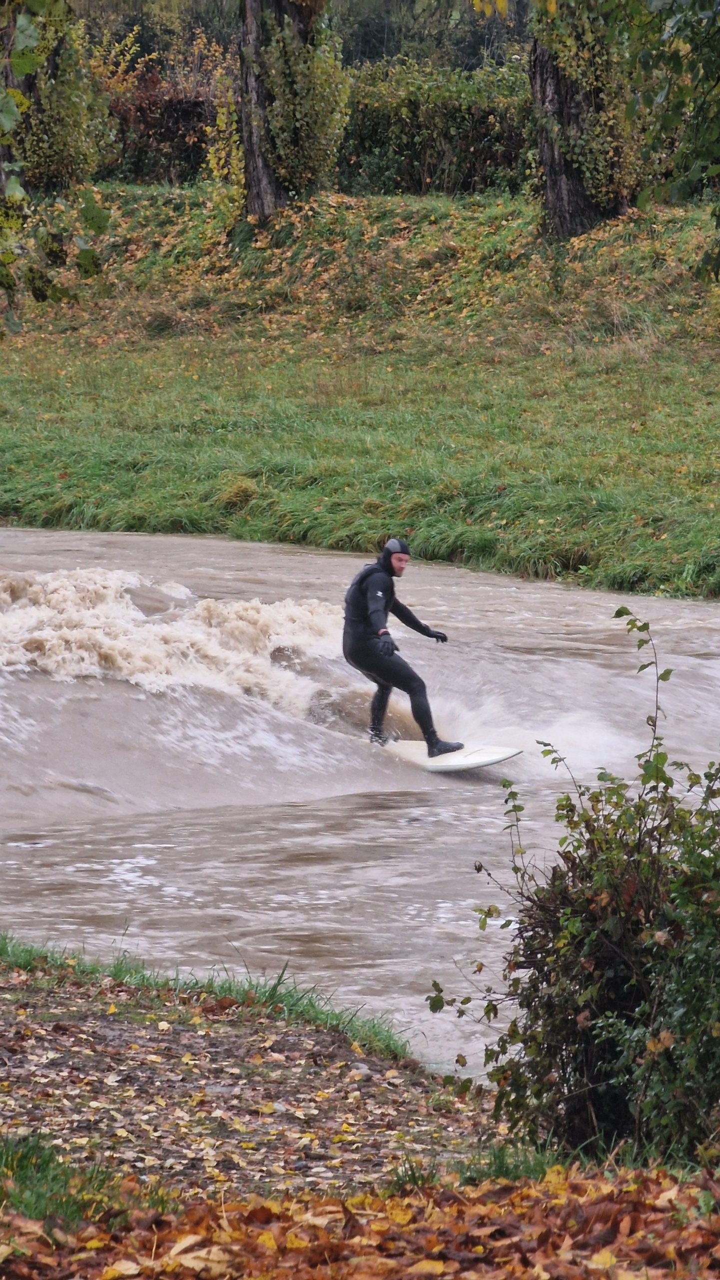 Des pluies intensives transforment la Broye en spot de surf improvisé dans le canton de Vaud